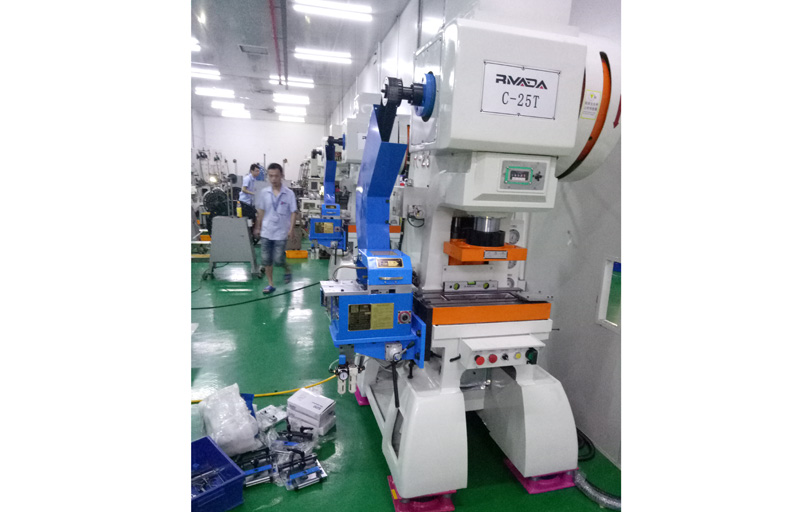 虹瑞衝床配91免费视频网站夾式送料機批量出機